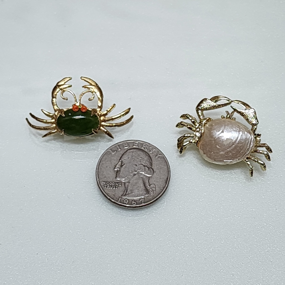 Crab Brooch Gold Tone Shell Center Ocean Pin & Gold Tone Green Center